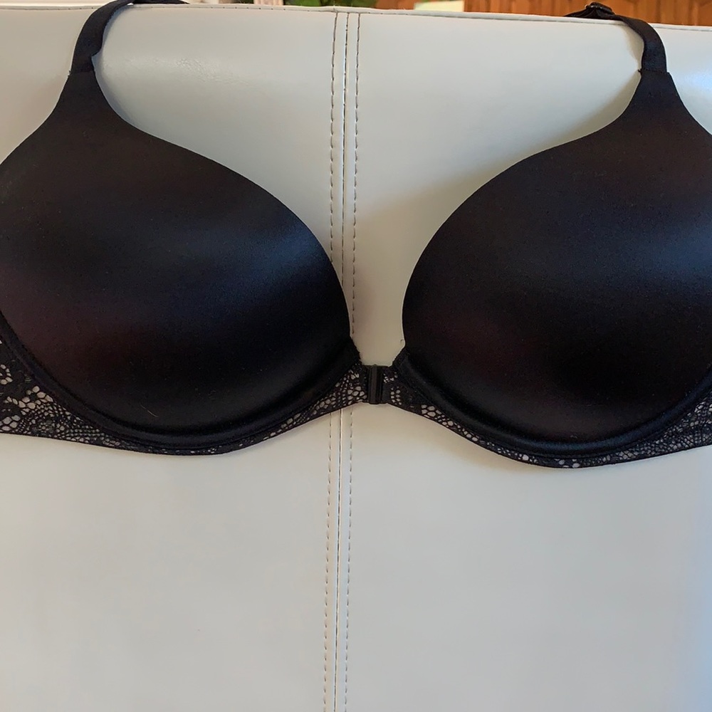 Victoria’s Secret bombshell plunge